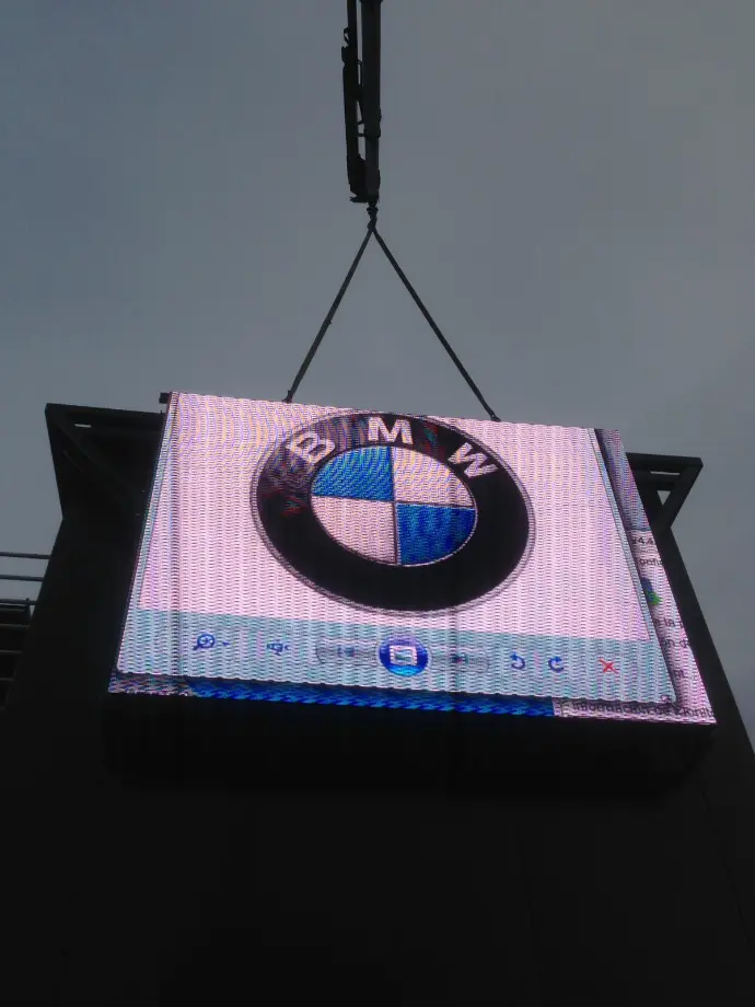 Pantalla LED corporativa instalada en un espacio BMW