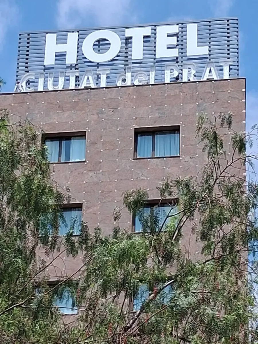 Letras corpóreas en la coronación del Hotel Ciutat del Prat