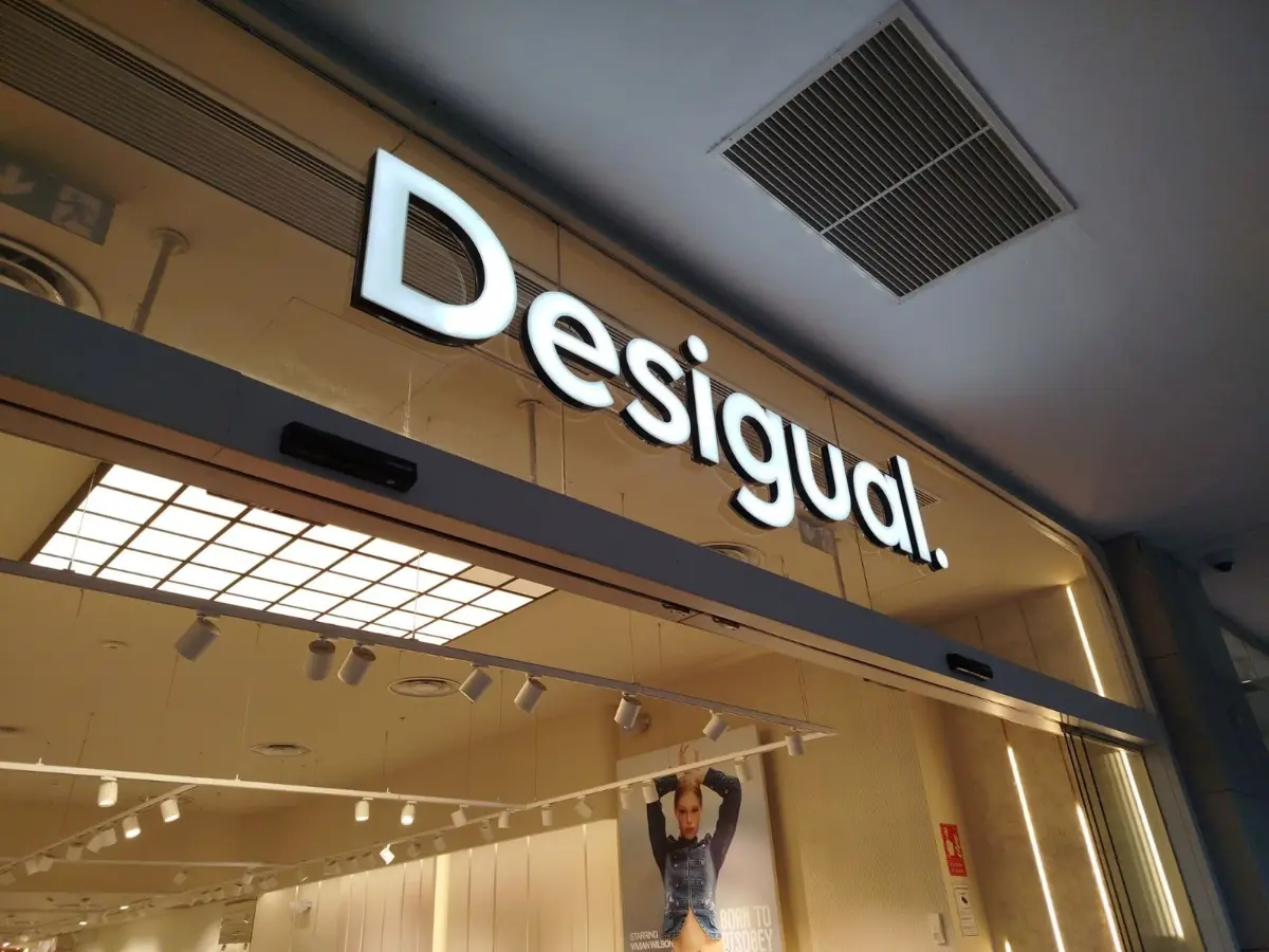 Detalle de letras corpóreas iluminadas Desigual