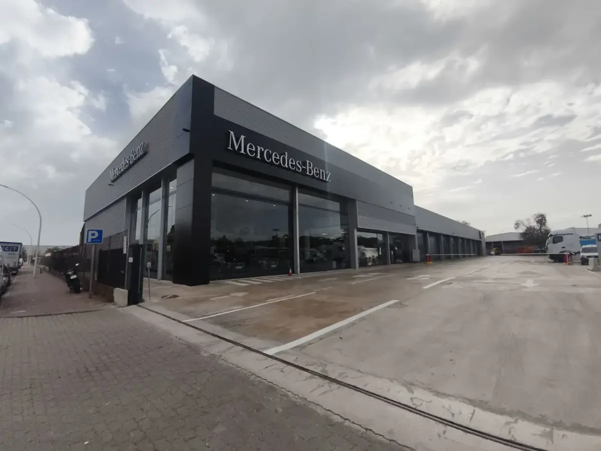 Fachada composite y letras corpóreas Mercedes-Benz | Grupo Cibrica Fachada de composite negro con letras corpóreas Mercedes-Benz en concesionario